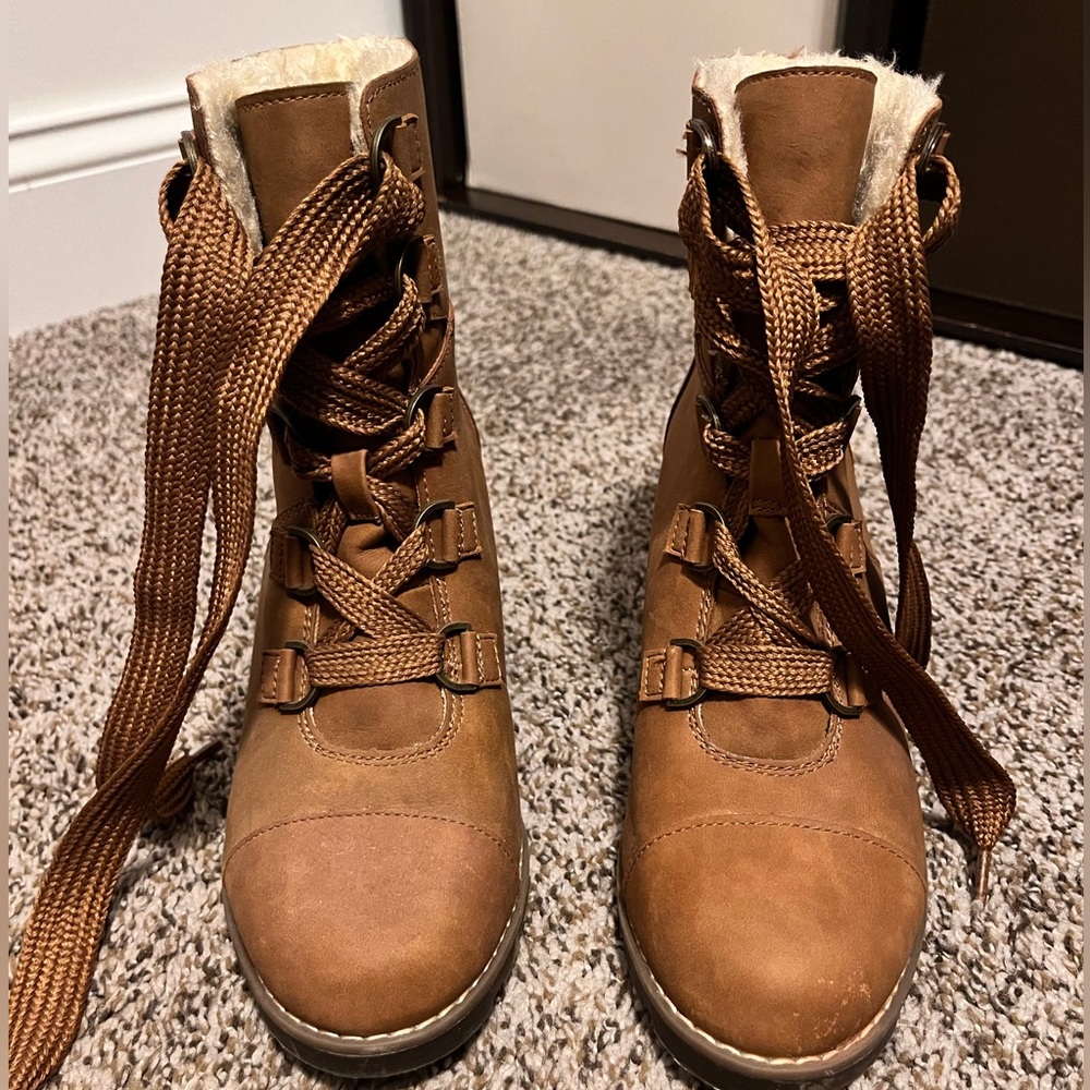 EUC! Worn Once wedged lace up boots. Size 6. Universal Thread brand